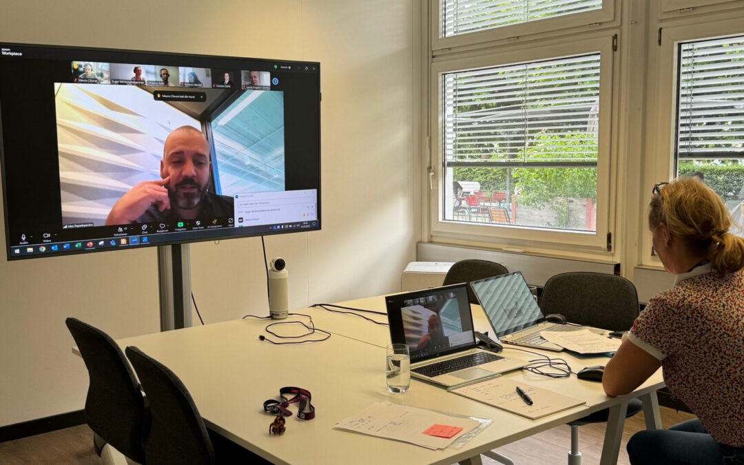 Führungskräfte im Clinch: Konkrete Praxisbeispiele für hybrides Arbeiten – Ein Webinar