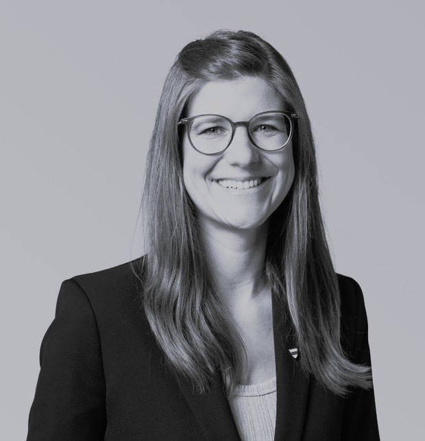 Portrait_Tabea_grauer hintergrund_sw